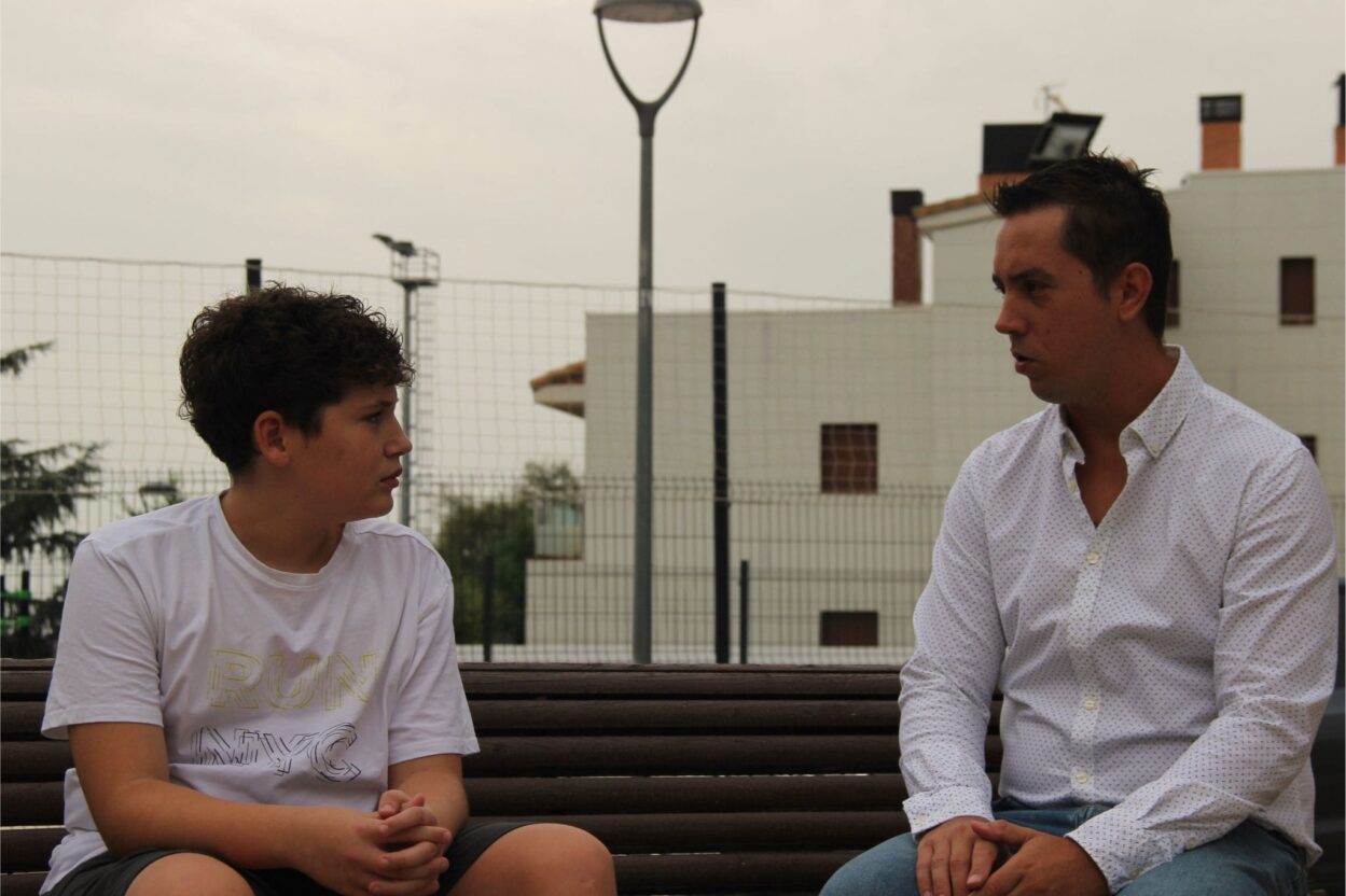 Daniel Escudero en una sesión de coaching familiar con un adolescente, en un entorno cercano y de confianza