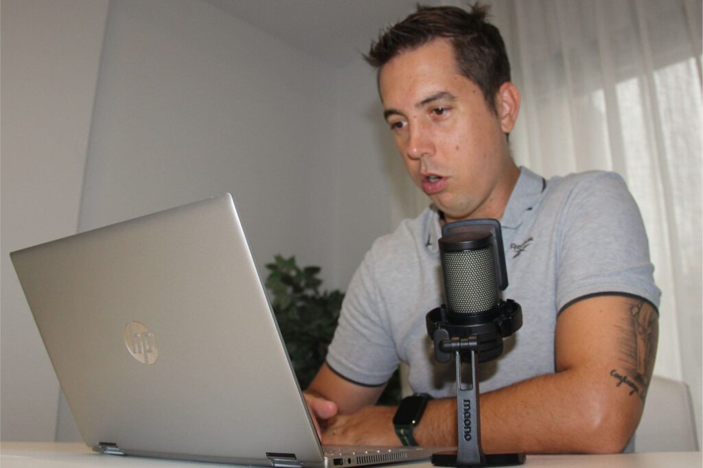 Daniel Escudero grabando el podcast de Dojo para Padres frente a su ordenador y micrófono