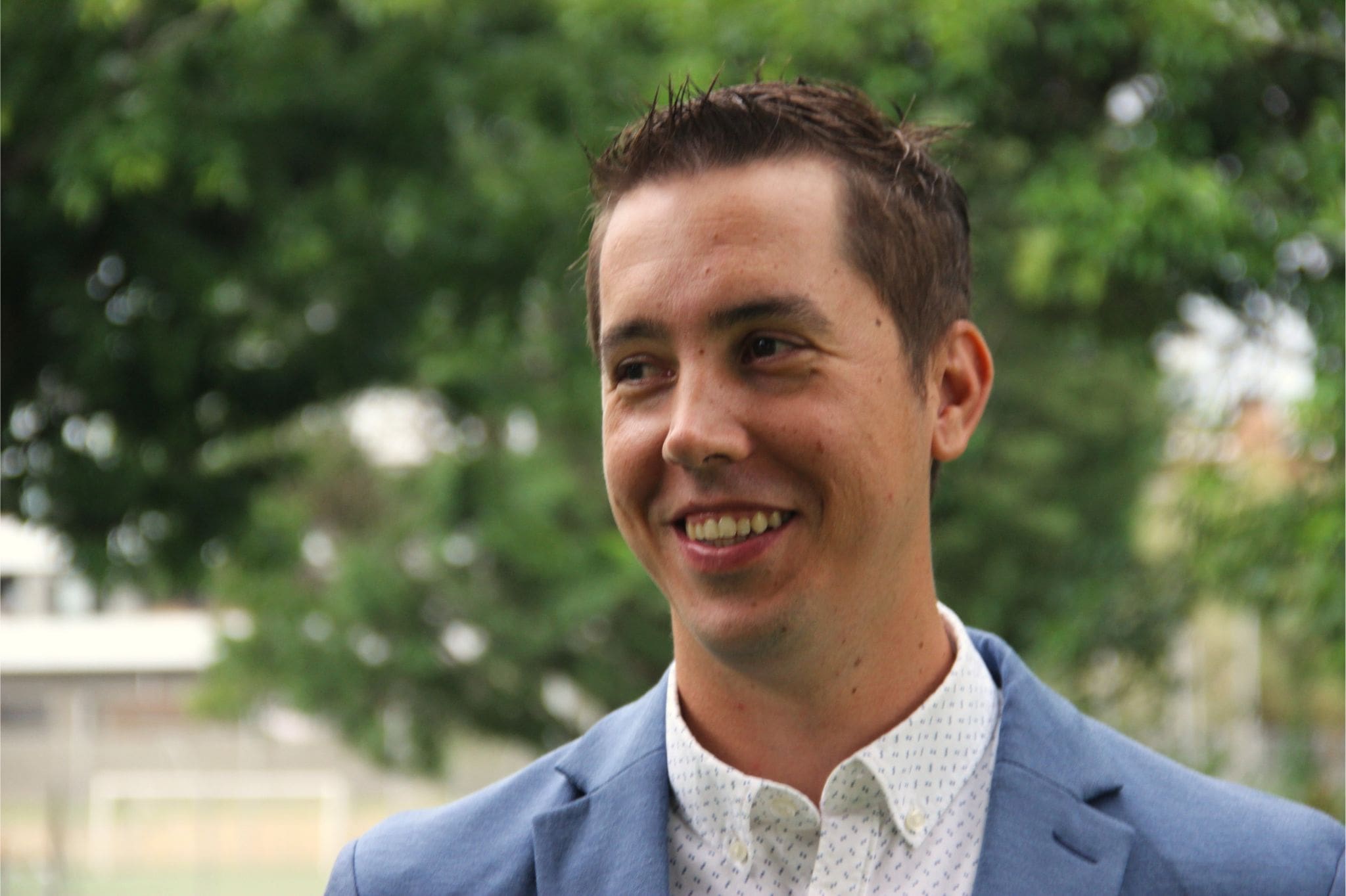 Daniel Escudero, formador y coach de familias, sonriente en un entorno natural